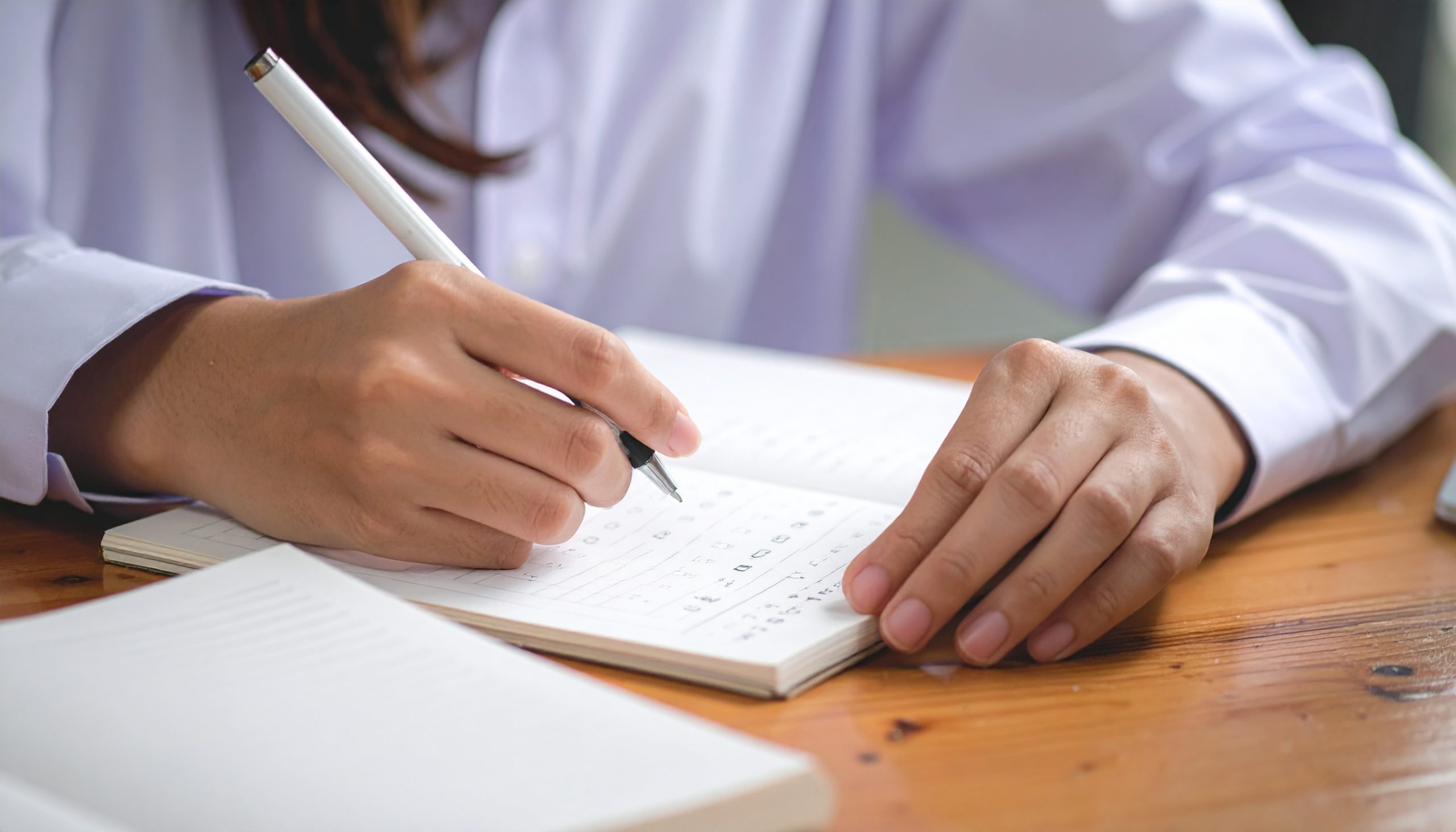 衛生管理者試験のおすすめ問題集や勉強法を解説するイメージ