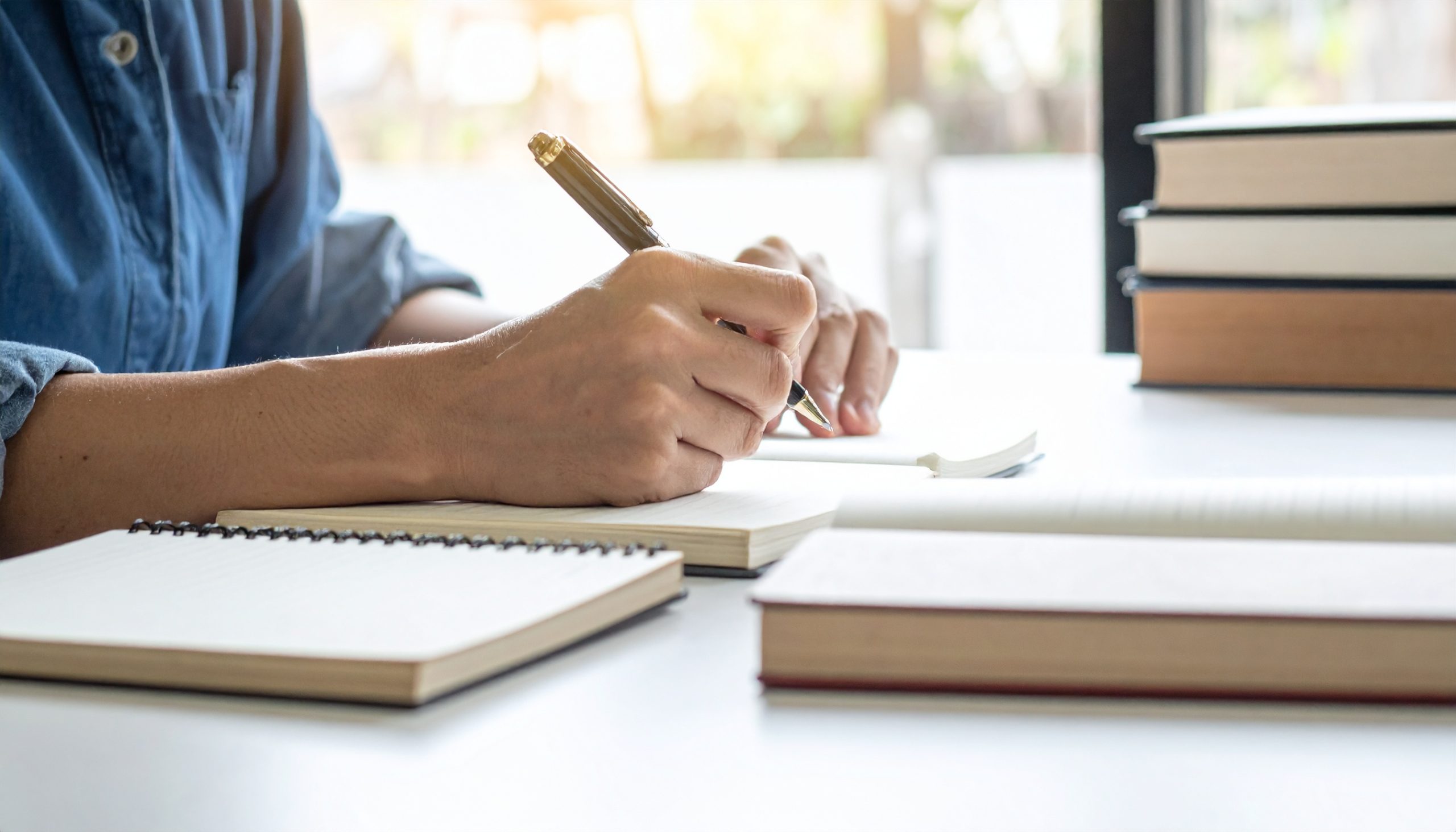 衛生管理者試験のおすすめ参考書や勉強教材を解説するイメージ