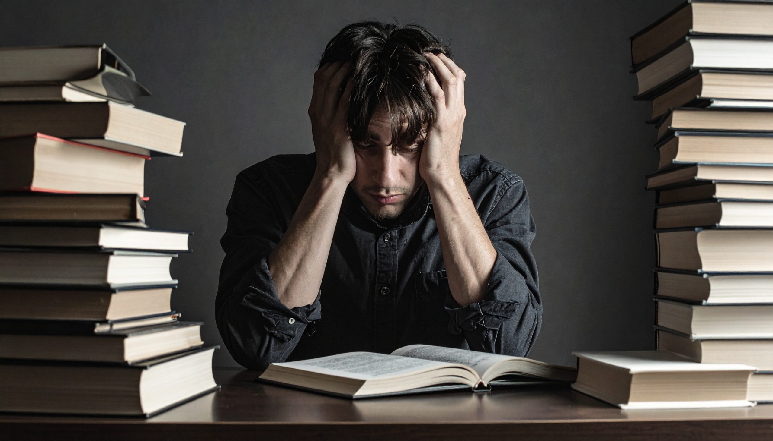 衛生管理者試験に落ちて悩む受験者のイメージ